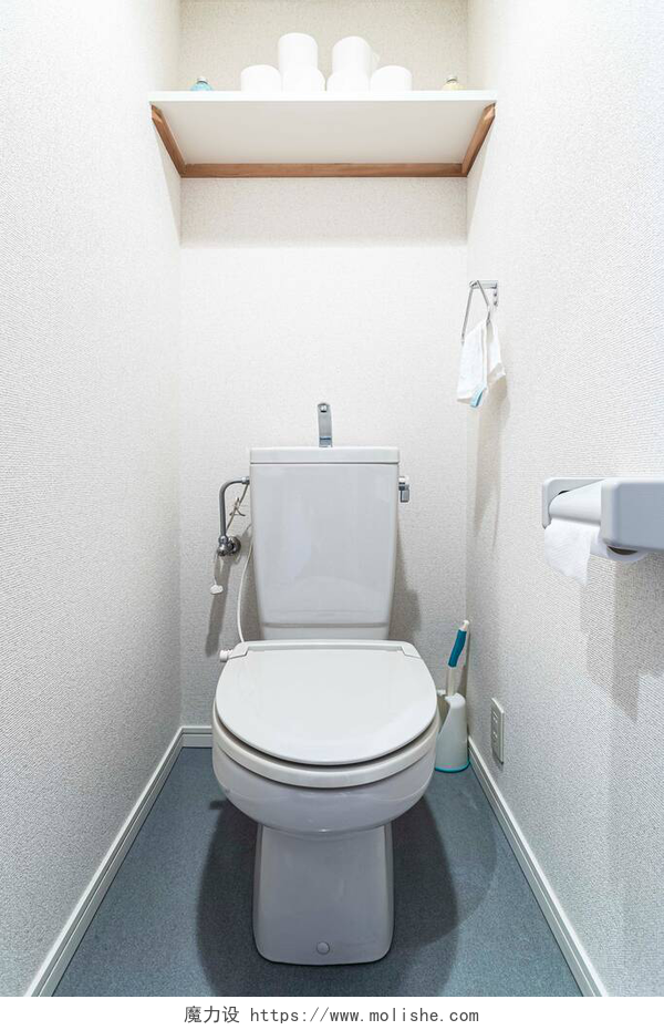 现代卫生间内的马桶特写木制房子里的小厕所里的现代自动厕所